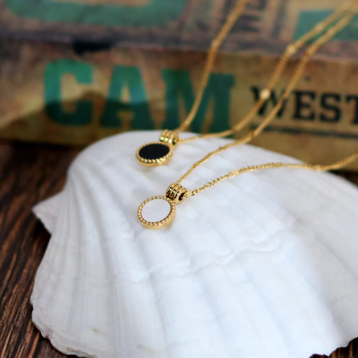 Best Grab Necklaces-Vintage Style Round Stainless Steel Plating Inlay Acrylic Shell 18k Gold Plated Pendant Necklace