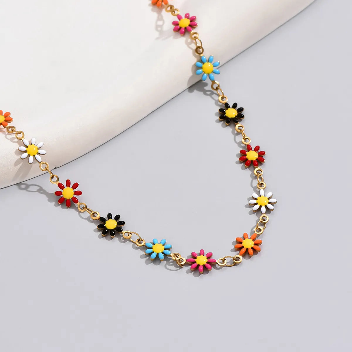 Necklaces With Faded Hues-Simple Style Ditsy Floral Oval Chrysanthemum Titanium Steel Plating 18k Gold Plated Necklace