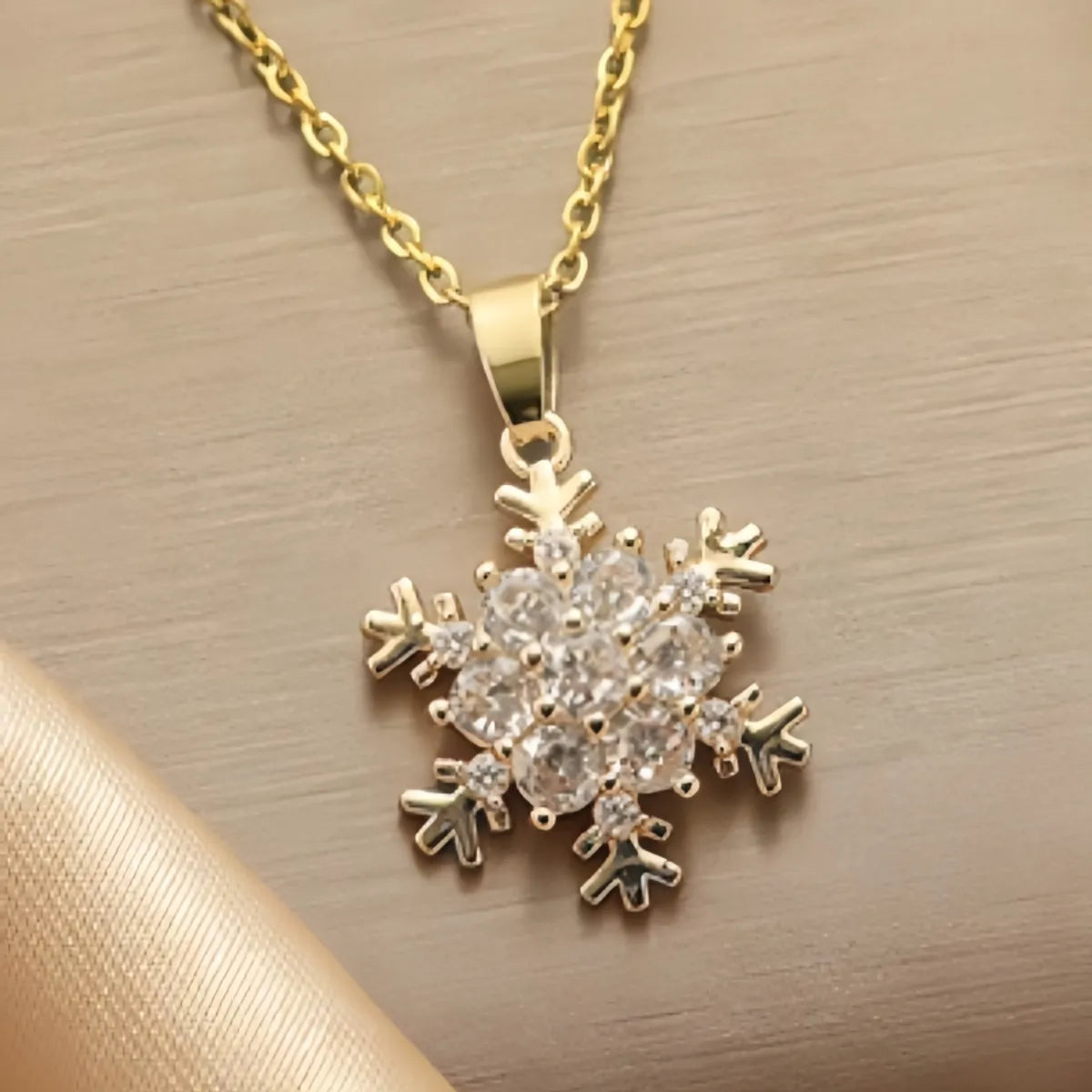 Best Full Necklaces-201 Stainless Steel Copper Plating Inlay Snowflake Zircon Pendant Necklace