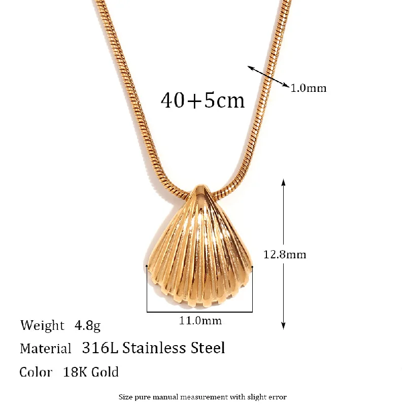 Small Pendant Scallop Shell Necklace-Gold