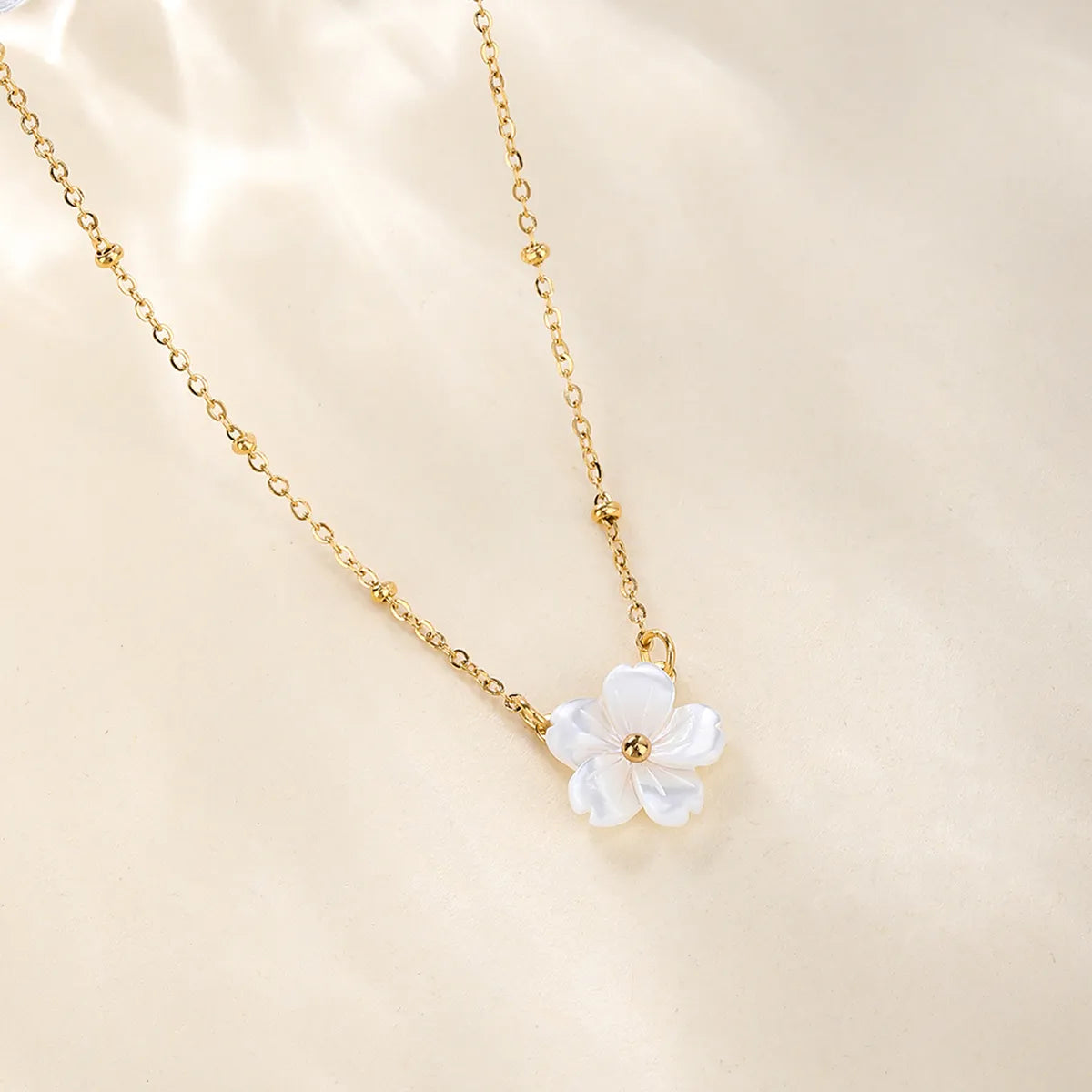 Necklaces For Wide Glow-Ig Style Simple Style Flower Stainless Steel Shell Titanium Steel Plating Three-dimensional 18k Gold Plated Gold Plated Necklace