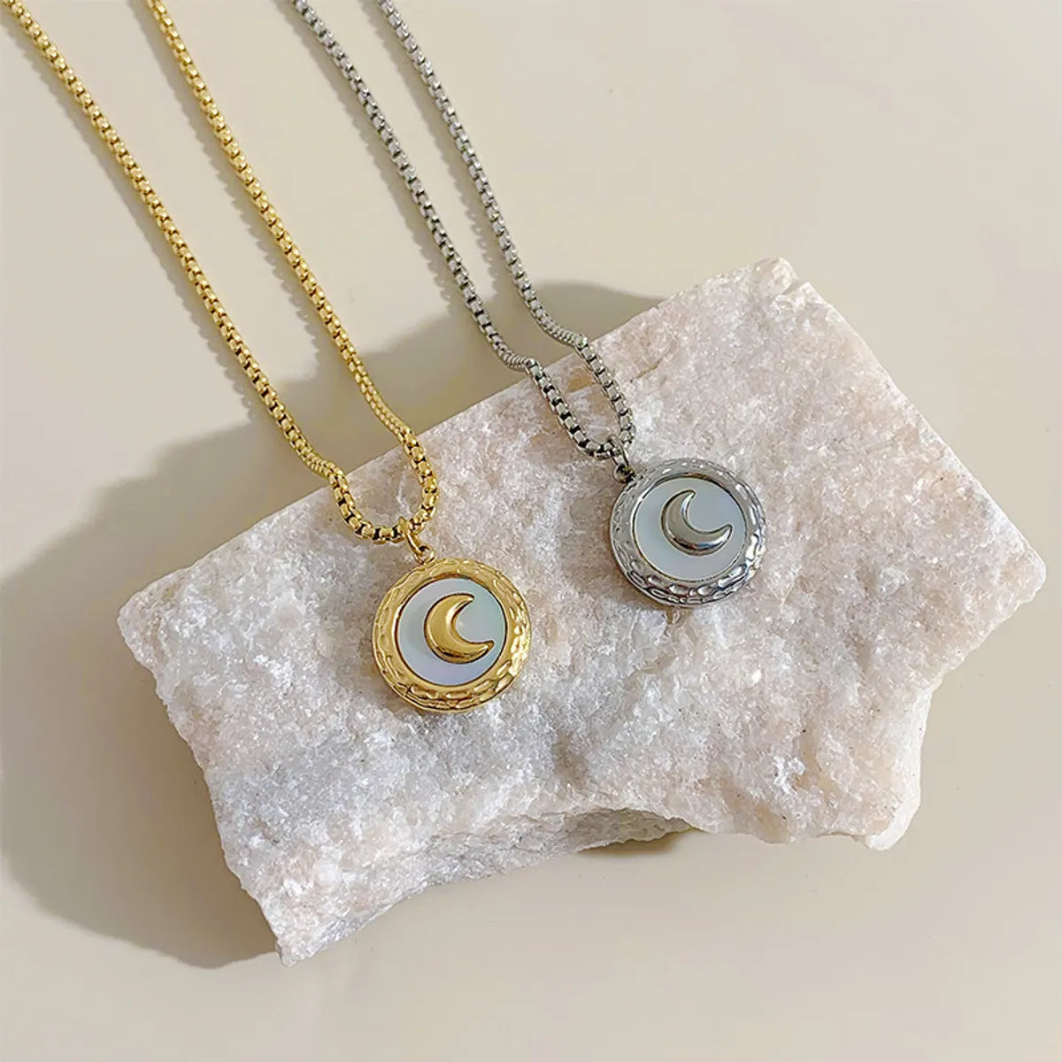 以下是300条全新的“Necklaces”长尾词：Retro Round Moon Stainless Steel Plating Necklace